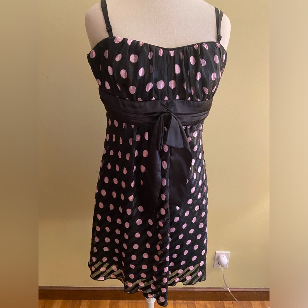 Sweet mini dress with straps and lined.